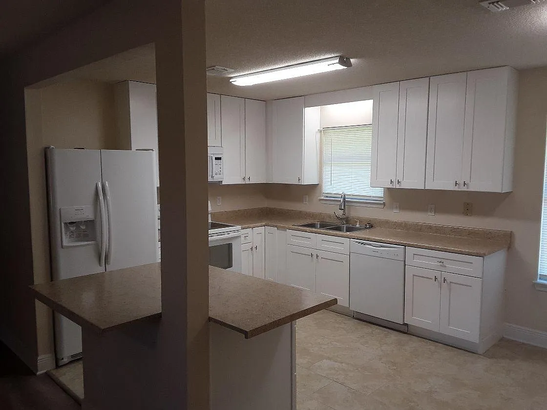 3 bed, 1200 sqft, $1,800 — Photo 2