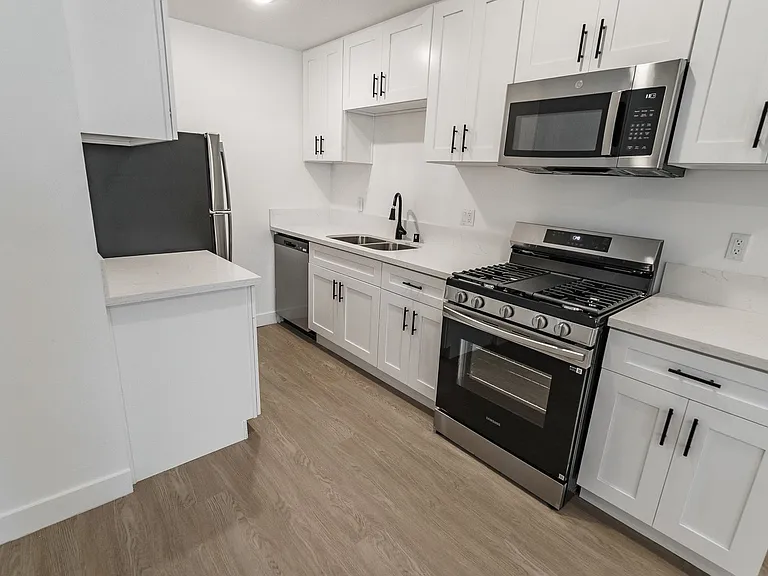 1620 South Bentley Ave — Photo 5