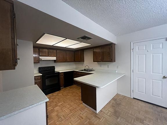 4th image of 909 La Jolla Dr