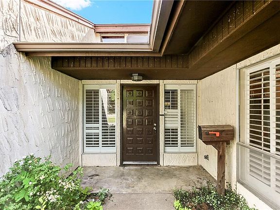 3rd image of 810 Lincoln Dr