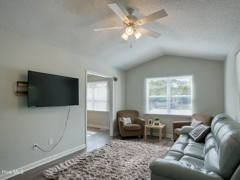 606 Anderson St — Photo 2