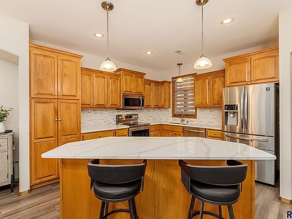 3rd image of 727 E 70th Pl
