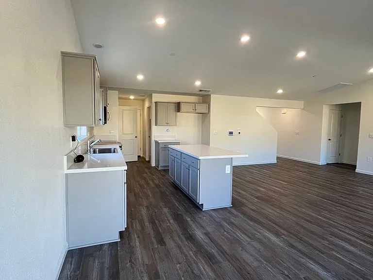 1654 Pacific Dr — Photo 15