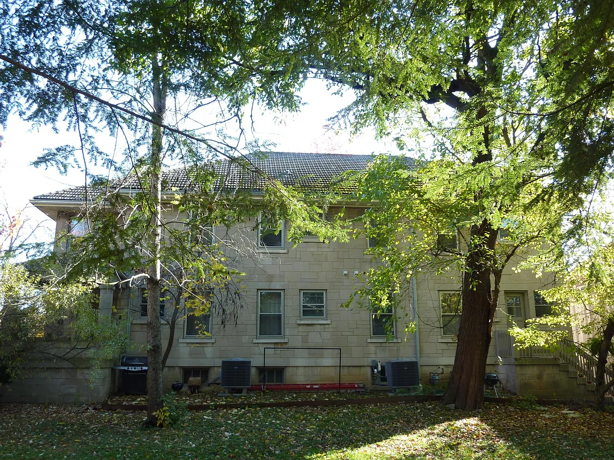 Building Photo - 718 E 8th St