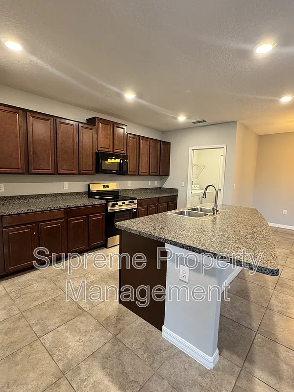 5 bed, 2.5 bath, 2264 sqft, $2,799 — Photo 3