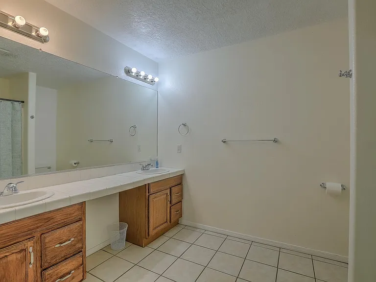 1909 Girard Blvd NE — Photo 16
