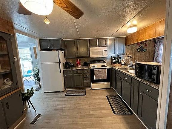 2nd image of 806 Janet St