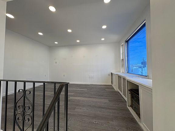 3rd image of 14006 158th St Floor Basement