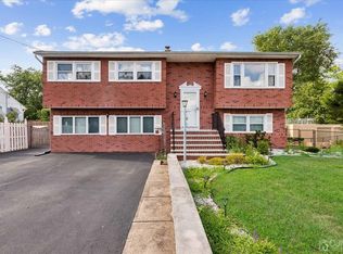 15 Weiss Dr, Middlesex, NJ 08846