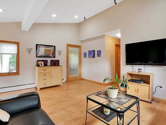 5th image of 205 Iroquois St