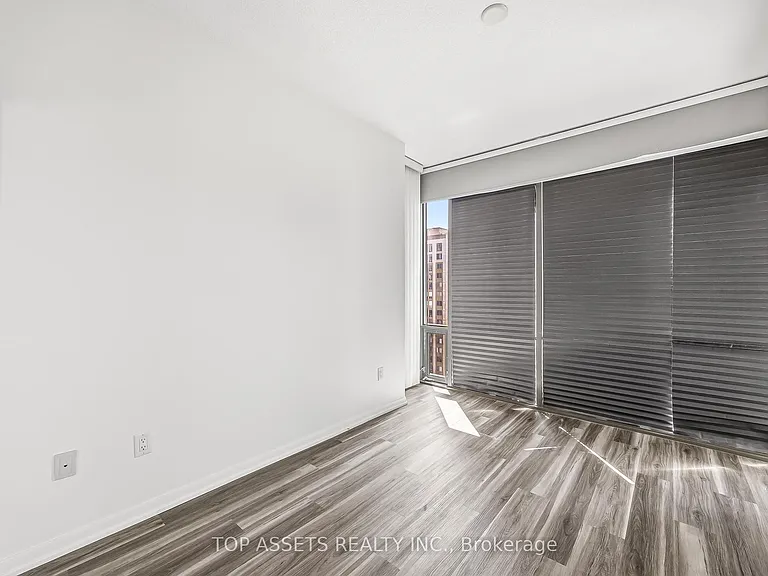 37 Grosvenor St #2109 — Photo 14