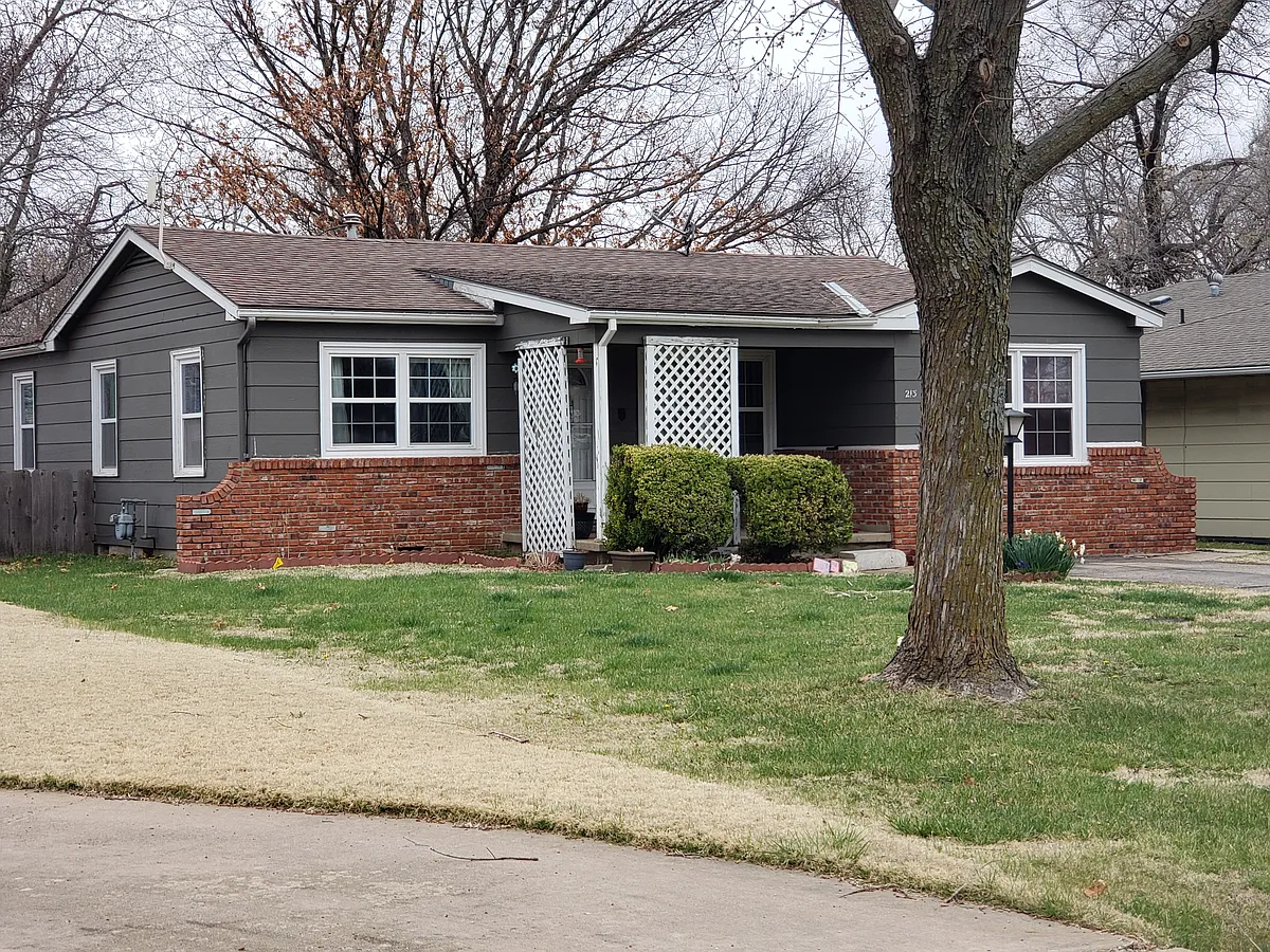 Building Photo - 213 N Pecan St