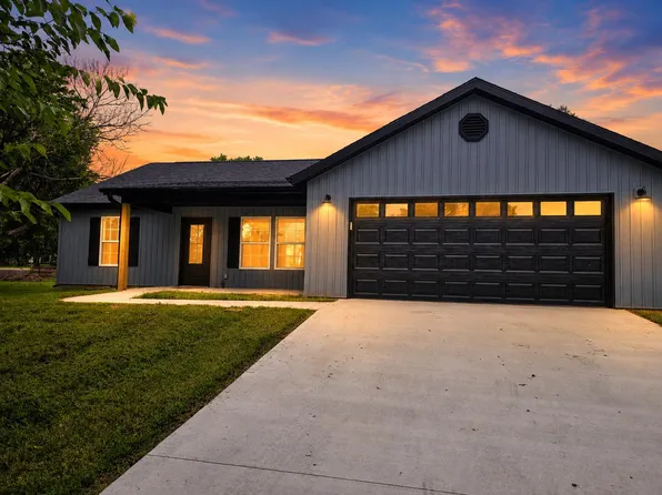 215 W Cofield Street, Aurora, MO 65605