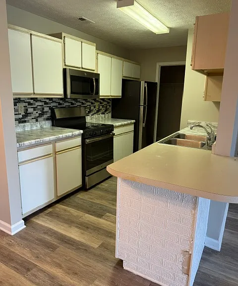 402 Dabney Dr #8 — Photo 1