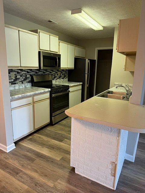 1st image of 402 Dabney Dr #8