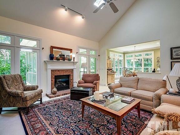 4th image of 609 Deerhaven Ct