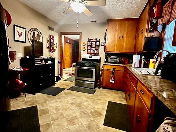 3rd image of 900 Glenn Ct
