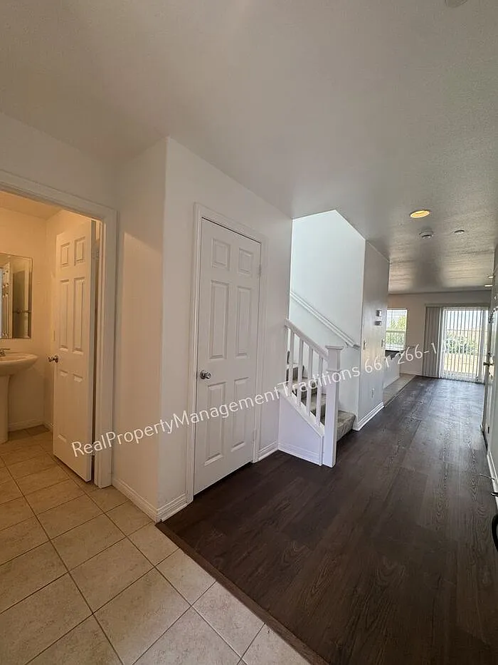 3 bed, 3.0 bath, 1847 sqft, $3,300 — Photo 2