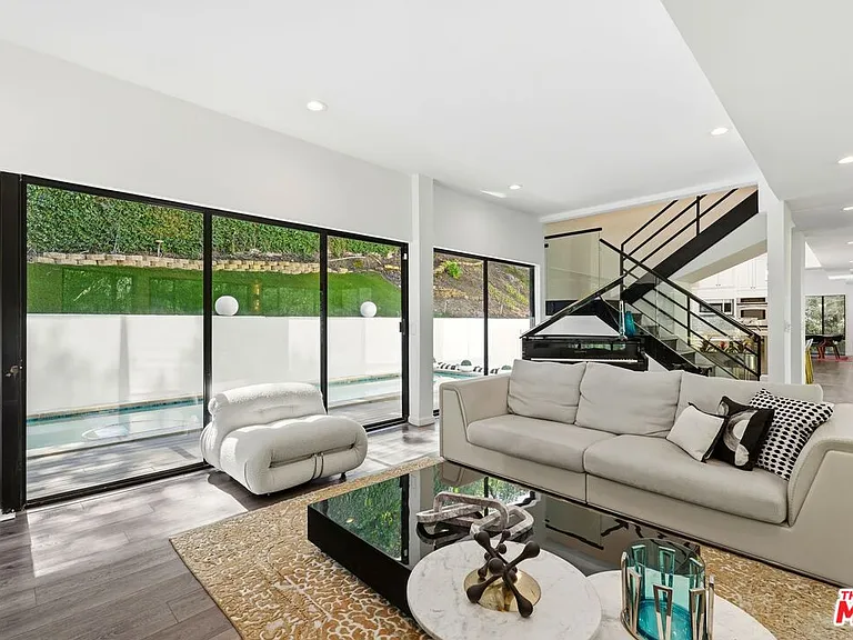 2350 Benedict Canyon Dr — Photo 11