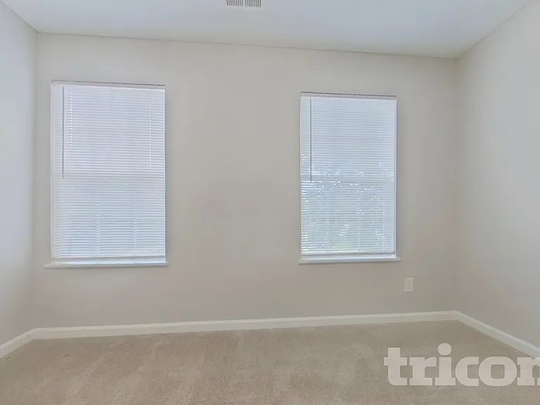 945 Schofield Ln — Photo 11
