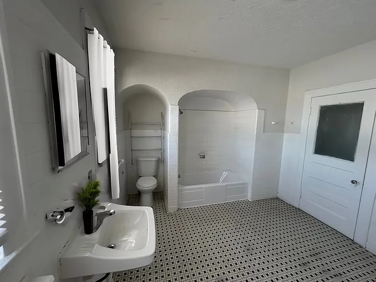 2904 W Chestnut St #3 — Photo 5