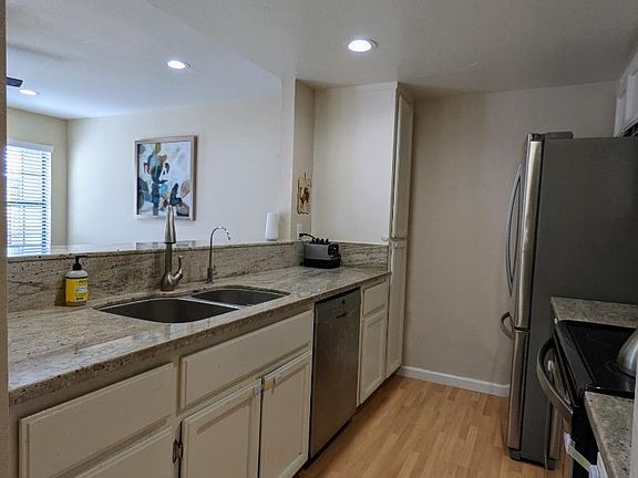 5th image of 328 W Sunnyoaks Ave