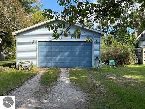 5th image of 709 Linden St
