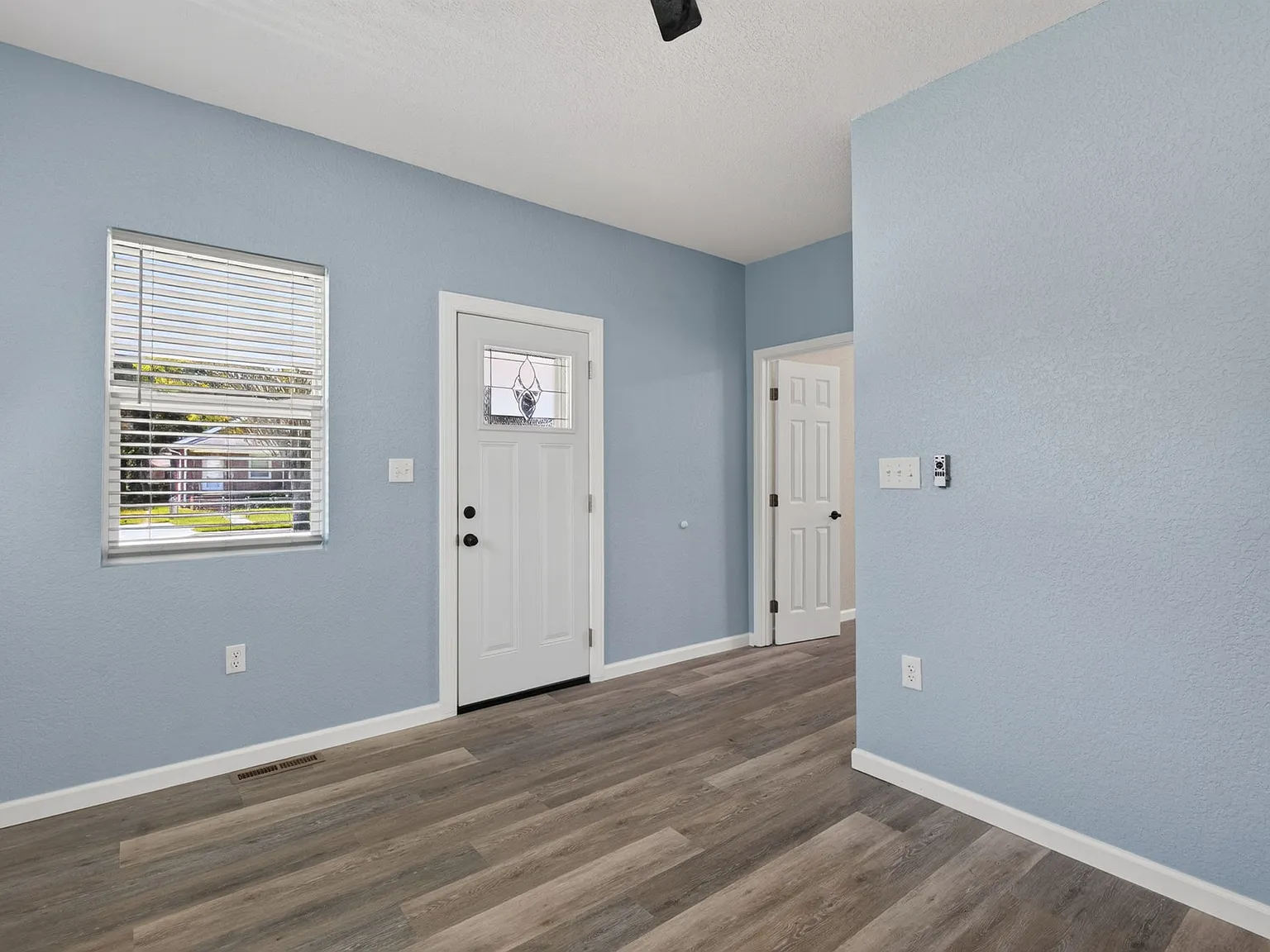 2 bed, 1.5 bath, 952 sqft, $1,950 — Photo 2