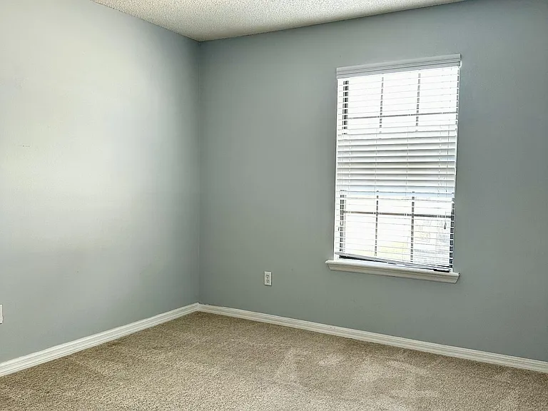 341 Redwood Ln — Photo 5
