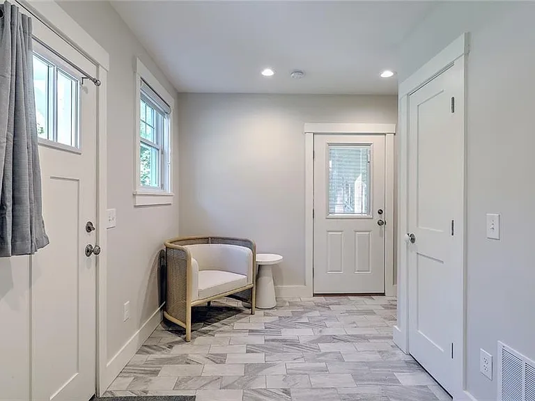 137 Rosebriar Ave — Photo 4