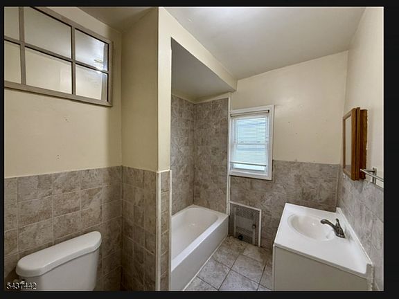 4th image of 305-307 Sanford Ave #2