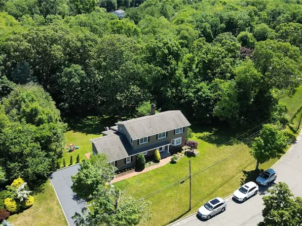 21 Village Way, Smithtown, NY 11787