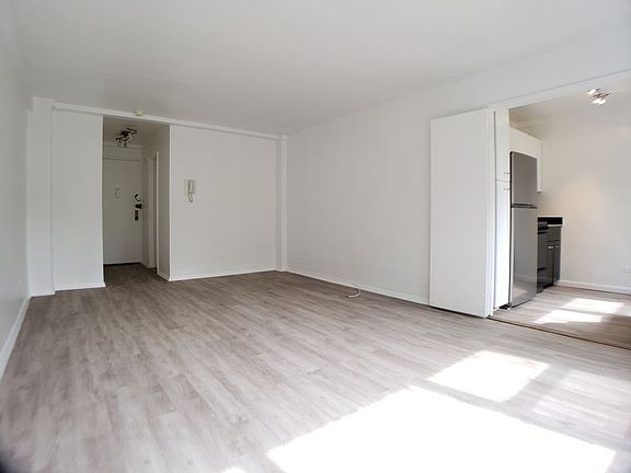 4th image of 221 E 50th St APT 4C