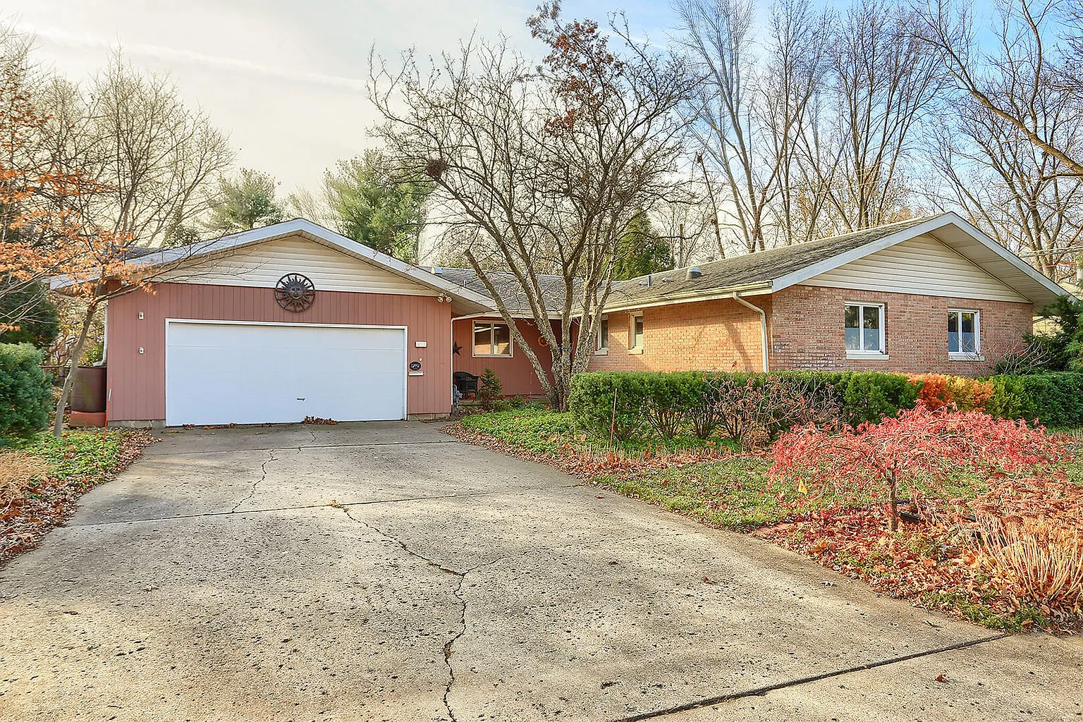 611 E Harding Dr photo 1