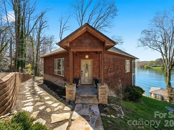 230 Bridge Pointe Ln, Hickory, NC 28601