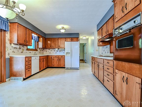 3rd image of 2847 Hamden Dr