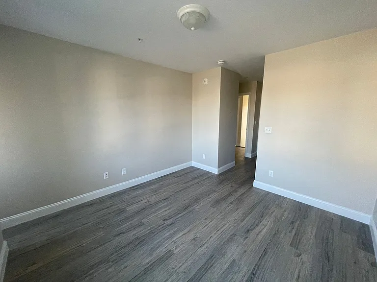 129 Kenoza Ave — Photo 14
