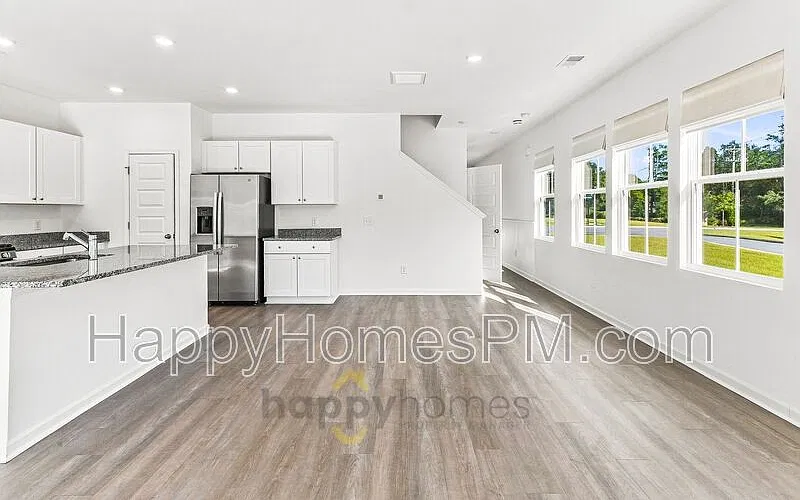 3 bed, 2.5 bath, 2400 sqft, $2,100 — Photo 4