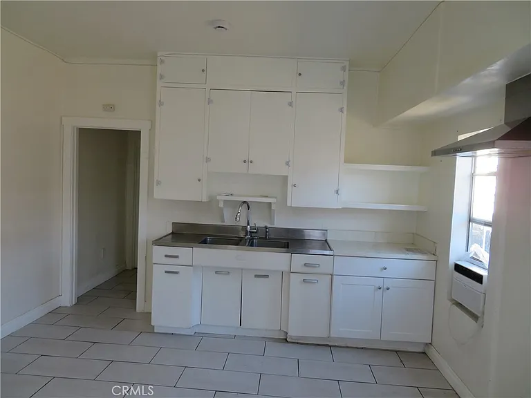 3923 1/4 S Normandie Ave — Photo 2