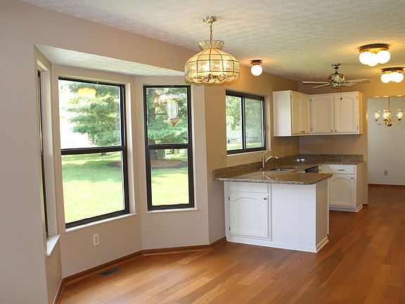 Breakfast Area w/Bay Windows