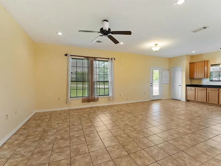 304 Port Dr — Photo 3