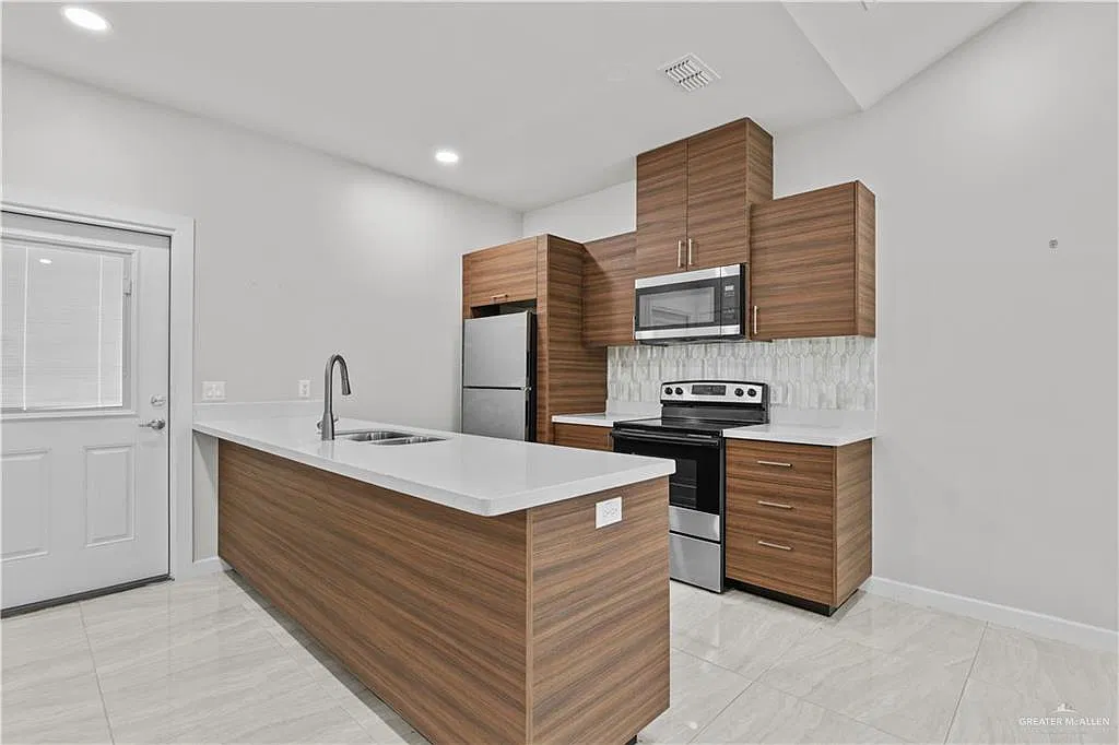 2 bed, 2.0 bath, 920 sqft, $1,200 — Photo 4