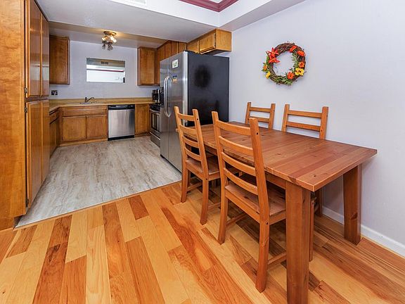 4th image of 562 Rosewood Ave