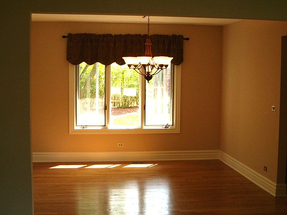 Dining Rm w/Solid Oak Floor