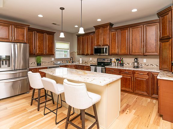 2nd image of 136 Minnow Cove Ct