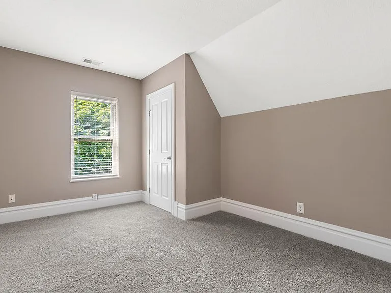 1131 Franklin Ave — Photo 10