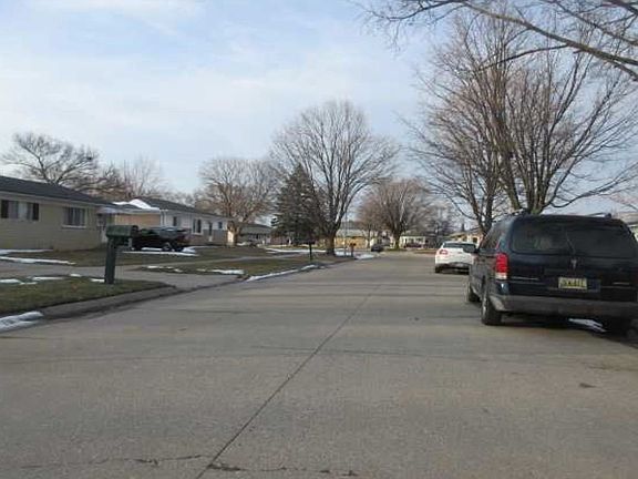 Exterior Neighborhood (street photo)