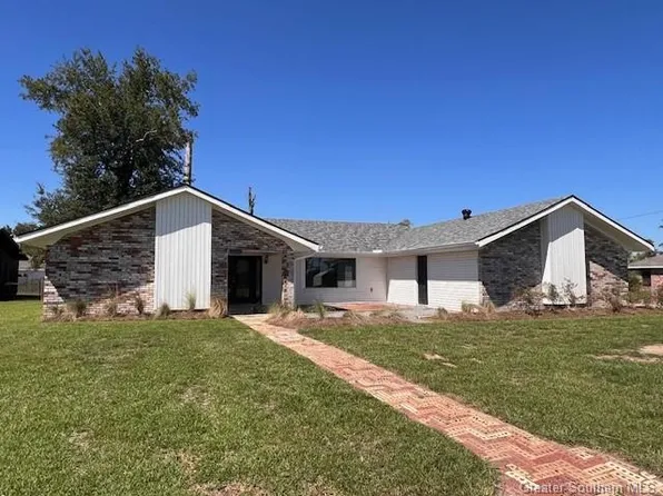 1317 E Holly Hill Cir, Westlake, LA 70669