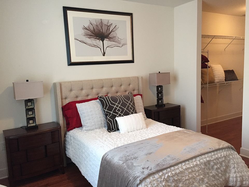 LARGE BEDROOM WITH WALK IN CLOSET