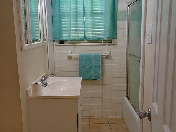Bathroom tub with shower